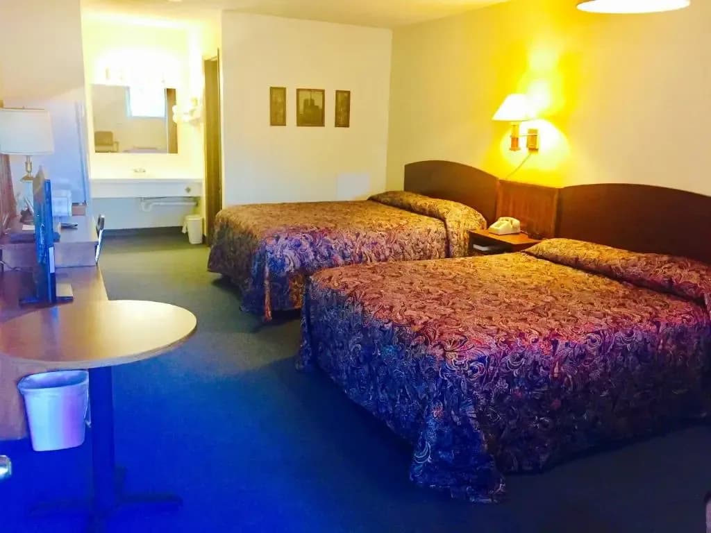 Double room with 2 queen beds and TV